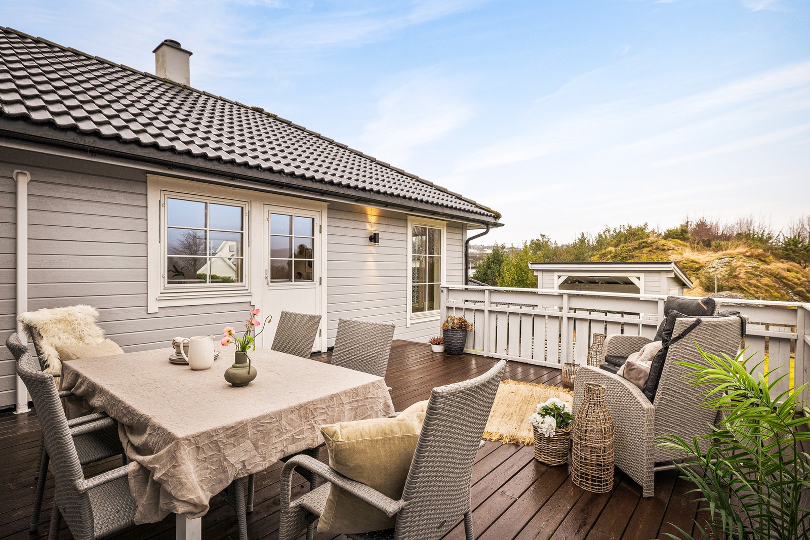 Her er det plass til diverse utendørsmøblering som b.la. sittegruppe, grill og lounge Galleribilde