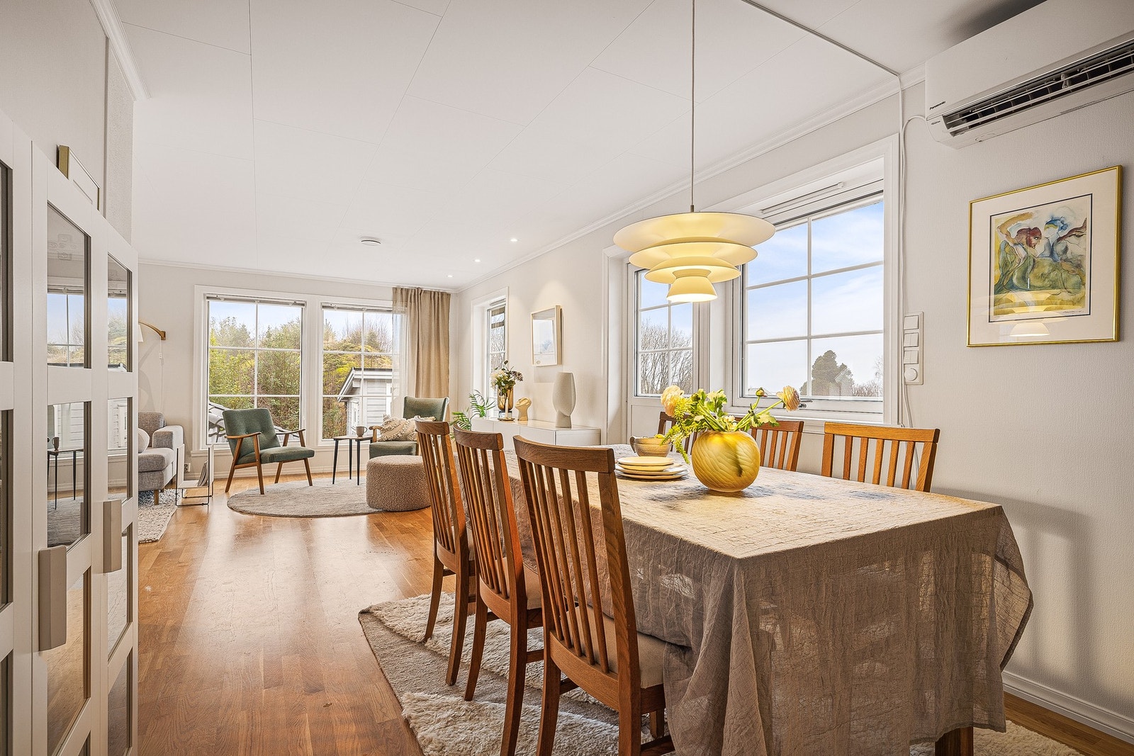 Her er det plass til spisebord av god størrelse Galleribilde