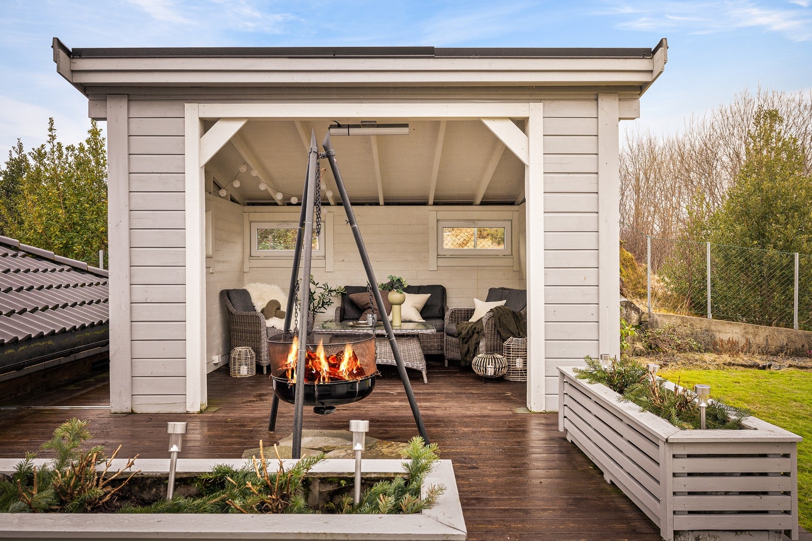 Egen hagestue med plass til utemøbler og bålpanne Galleribilde