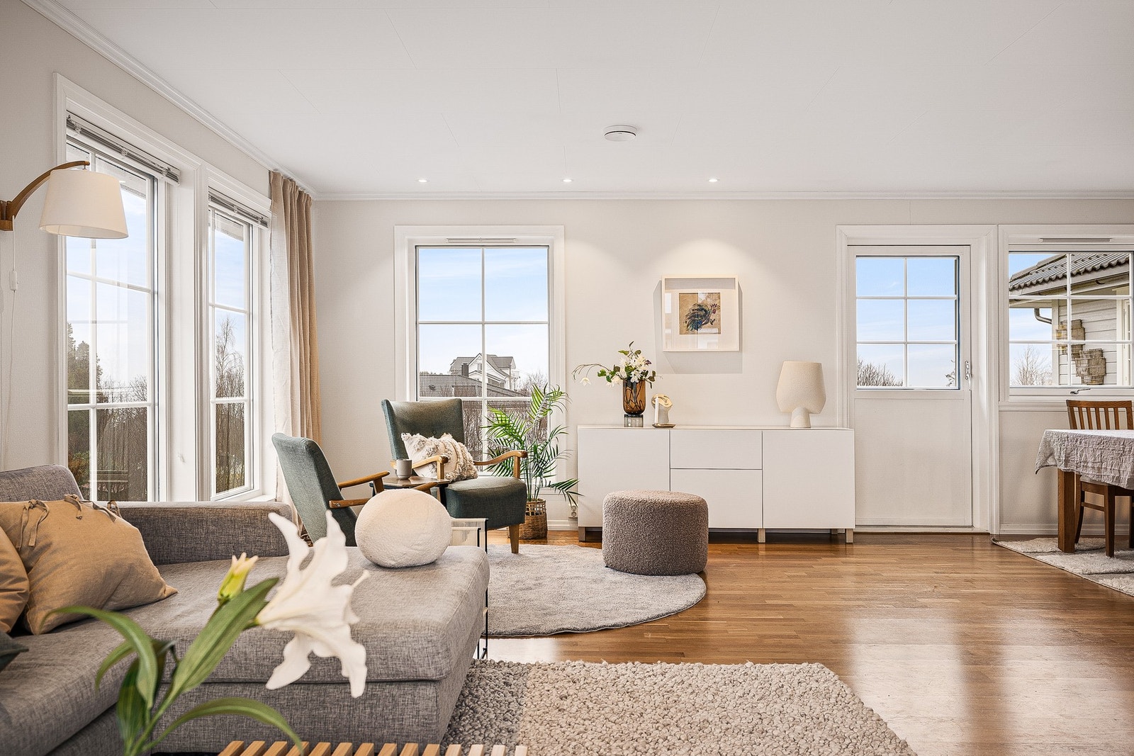 De store vindusflatene sørger for godt med naturlig lysinnslipp i stuen Galleribilde