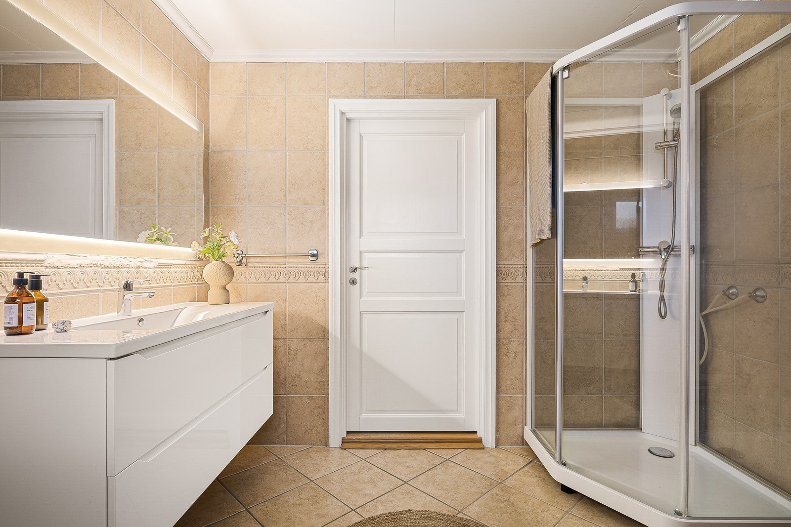 På badet er det et er i tillegg etablert vannuttak og sluk med tanke på mulighet for montering av badekar Galleribilde