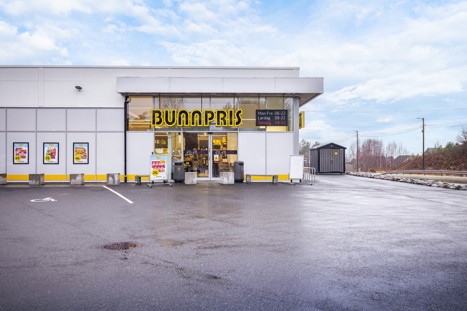 Daglige innkjøp gjøres enkelt med kort vei til Bunnpris, Kiwi og Spar Galleribilde