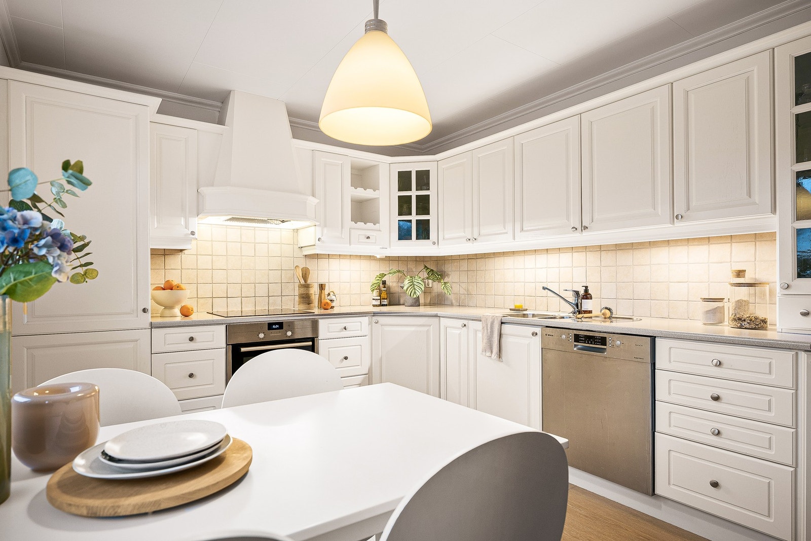 Kjøkkenet er videre utstyrt med ventilator og har opplegg for oppvaskmaskin. Av integrerte hvitevarer medfølger stekeovn og induksjonstopp fra Siemens, begge fra 2017, samt kjøleskap fra Electrolux fra 2014 Galleribilde