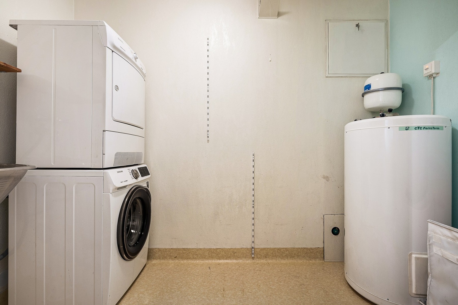 Vaskerommet er på 4,3 kvm og er fra boligens byggeår. Rommet har våtromsbelegg på gulvet, malte strievegger og takplater i taket. Rommet er utstyrt med utslagsvask og har opplegg for både vaskemaskin og tørketrommel Galleribilde