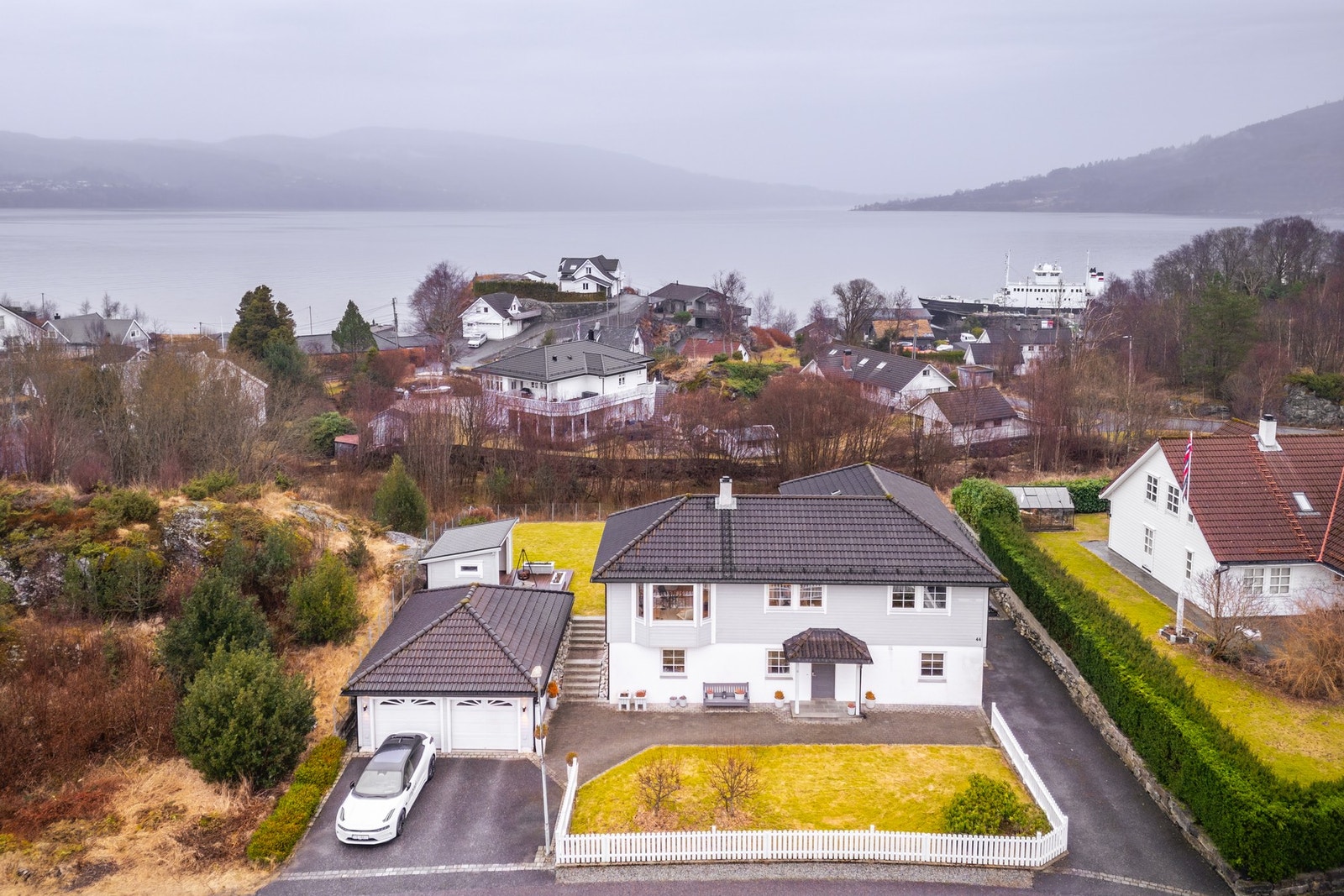 Beliggenheten er spesielt attraktiv for barnefamilier. Det er kun fem minutters gange til Hordvik skole, og både Hordvik barnehage og barnehage på Hylkje ligger i kort avstand. I huseierlaget finnes lekeplass, og området preges av mange barnefamilier - no Galleribilde