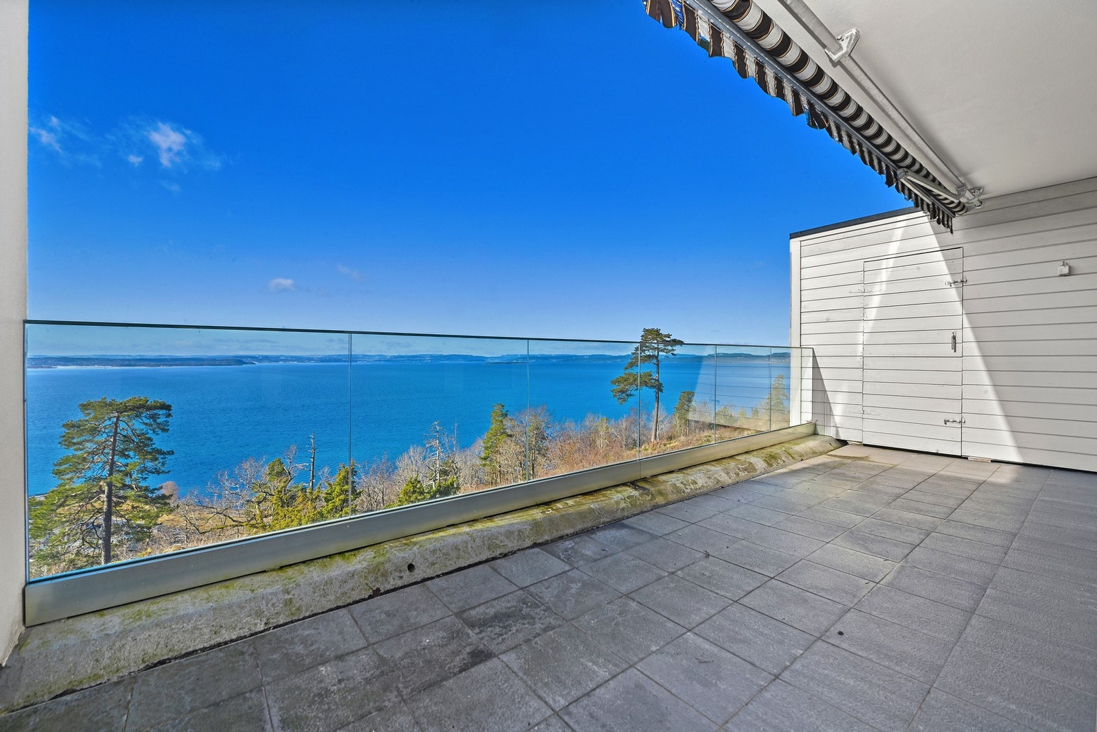 Fra stuen er det utgang til en terrasse på 16 m² med fantastisk utsikt. Galleribilde