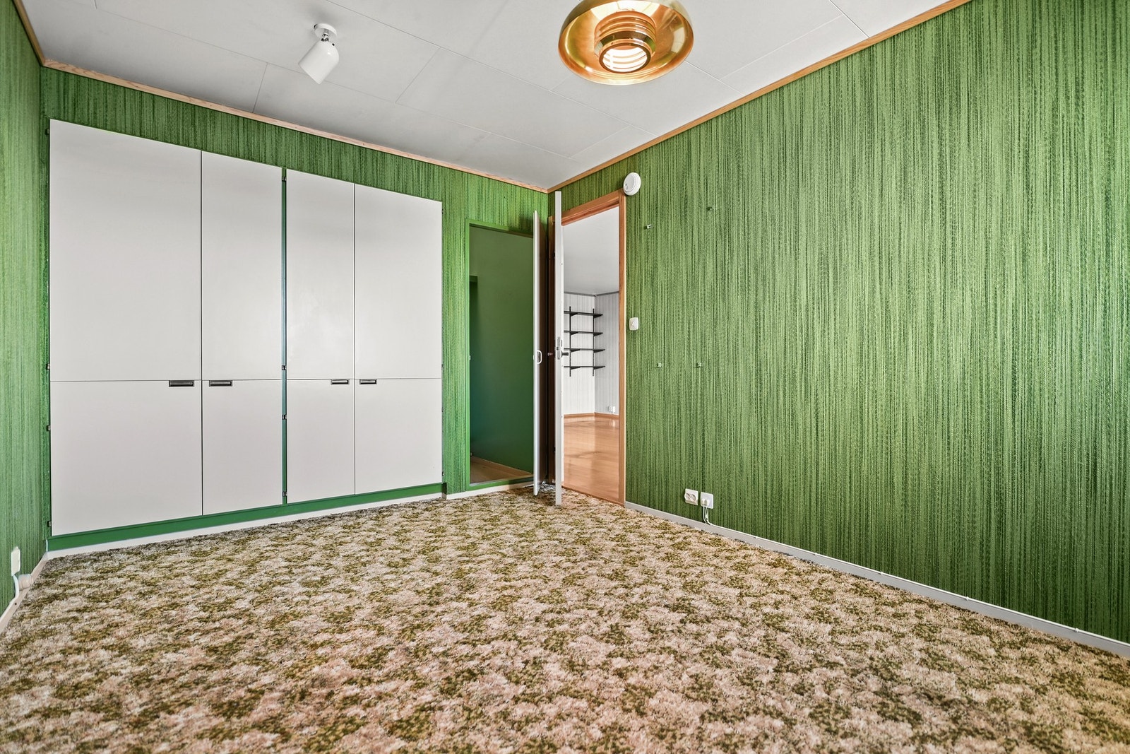 Rommet er av god størrelse og har flott utsikt mot terrassen og videre ut over fjorden. Galleribilde
