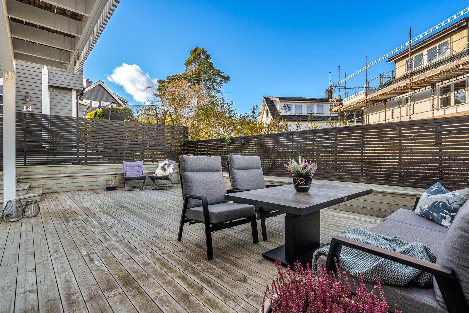 Boligen har en romslig vestvendt terrasse med rikelig plass til møblering - perfekt for avslapning og sosiale sammenkomster. Terrassen har praktisk adkomst både fra hovedsoverommet og via overbygget gjennomgang fra inngangspartiet. Galleribilde