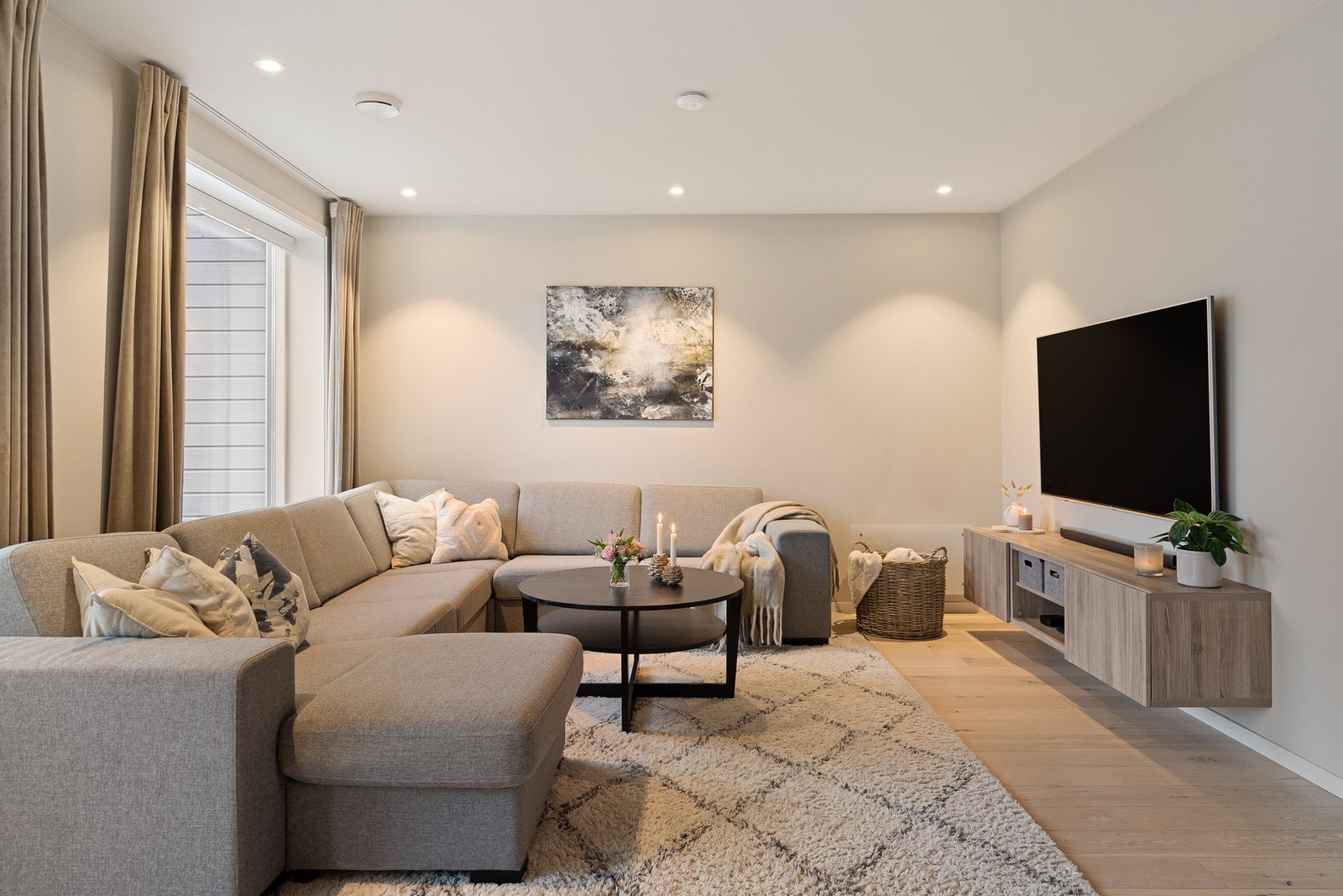 Boligen har gjennomgående en-stavs parkettgulv, slette vegger og listefrie overganger for et moderne uttrykk Galleribilde