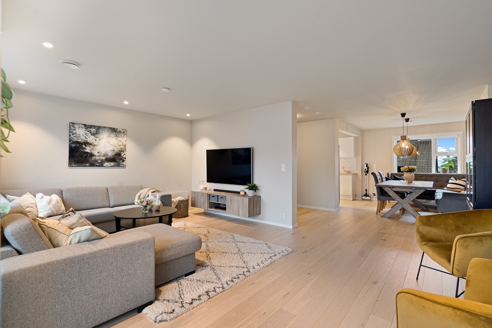 Flytt rett inn i en lekker, moderne bolig som er klar til å oppleves! Galleribilde