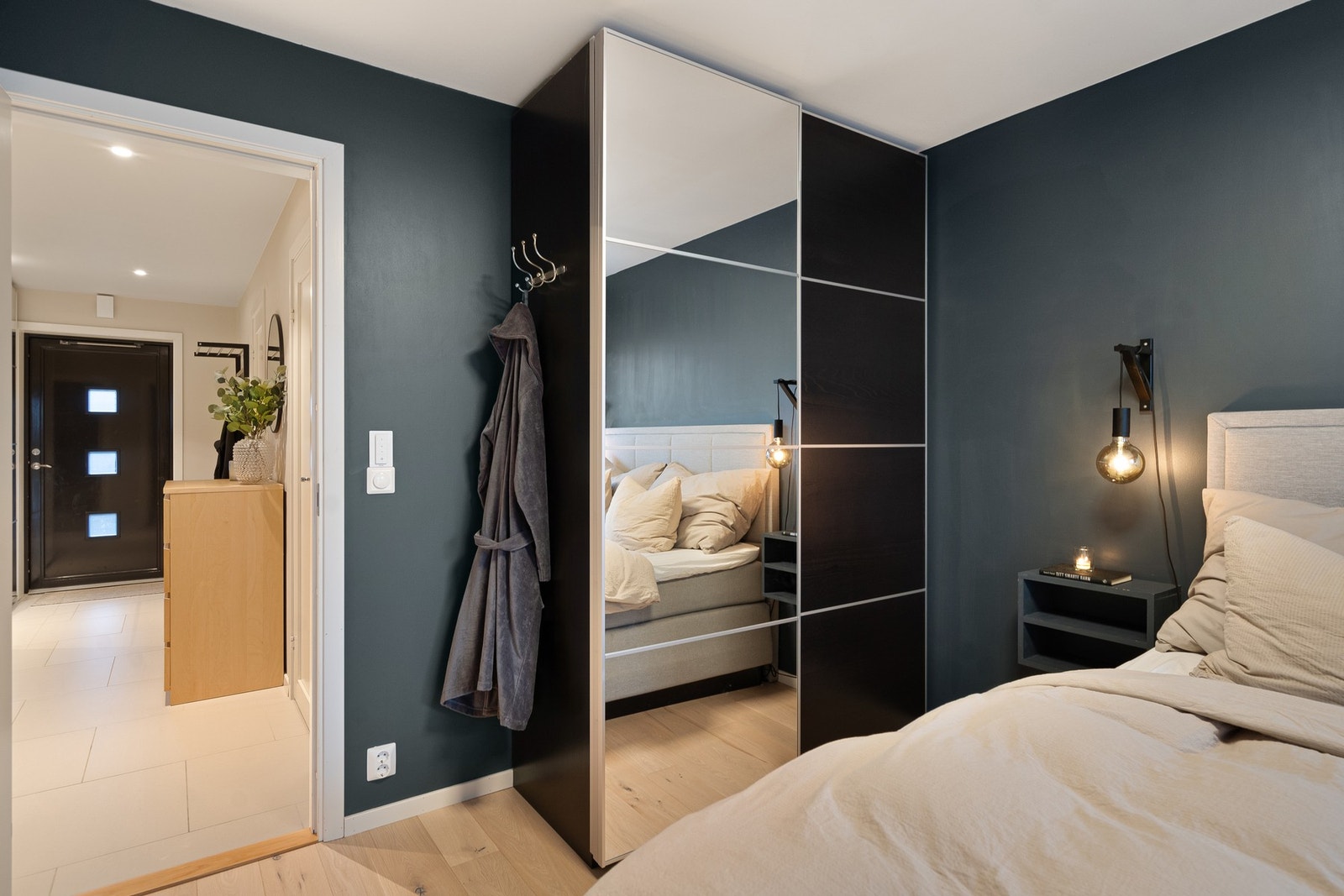 I første etasje finner du to soverom, inkludert hovedsoverommet som har utgang til en innbydende terrasse. Galleribilde