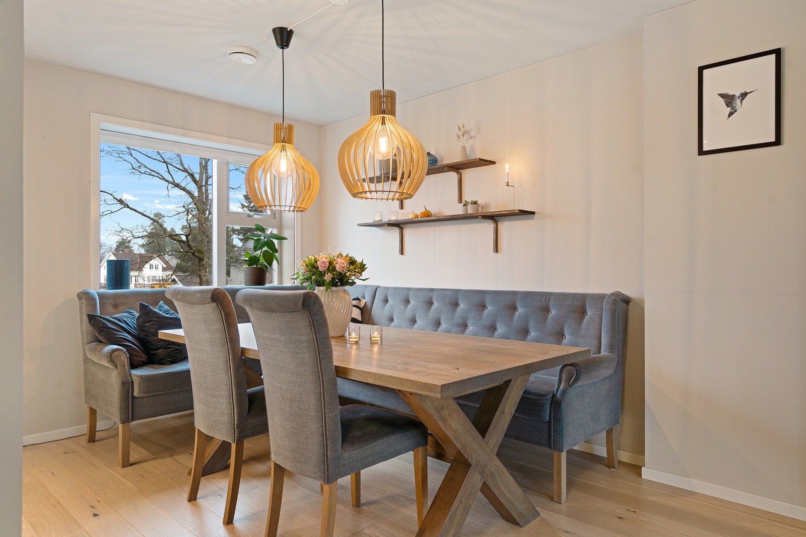 Spisestuen og stuen er i en åpen løsning med god plass til både spisebord og flere komfortable soner. Galleribilde