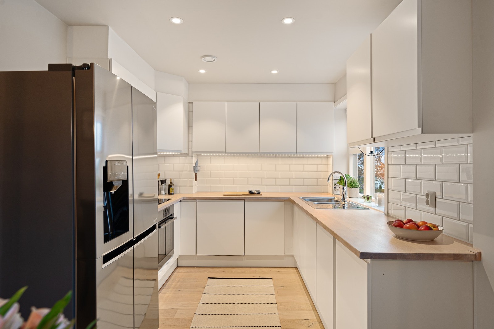 Den gjennomtenkte kjøkkenløsningen gir rikelig med arbeidsplass og harmonerer stilfullt med resten av boligen. Galleribilde