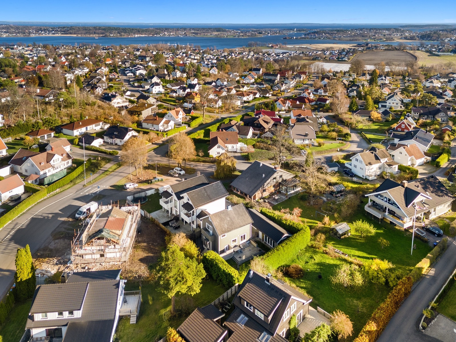 Teie idrettspark har løpebaner, utendørs treningsapparater og kunstgressbaner. Fra idrettsparken er det en lysløyperunde på ca. 2,5 km, som brukes flittig til løping, turgåing og rekreasjon. I nærheten finner man også kyststien som går fra Hella til Kjøpm Galleribilde