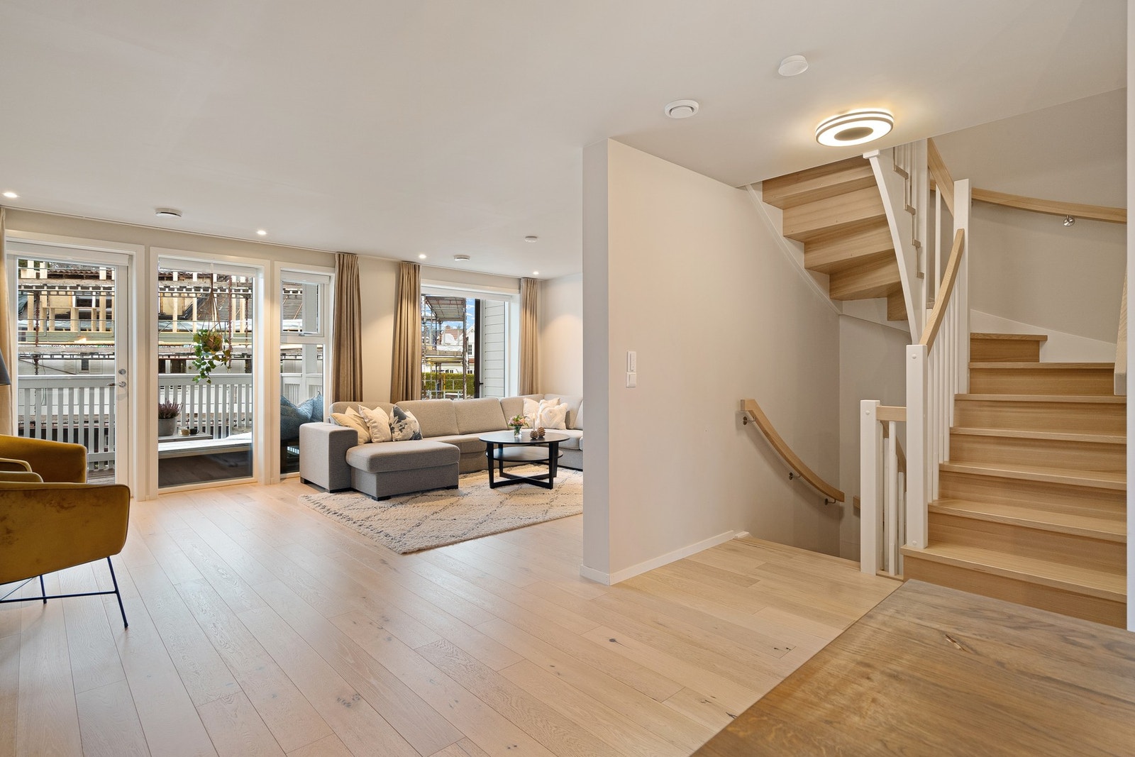 Svært attraktiv og romslig bolig med gjennomgående høy standard, innredet med moderne og smakfulle farger og materialer av god kvalitet. Galleribilde