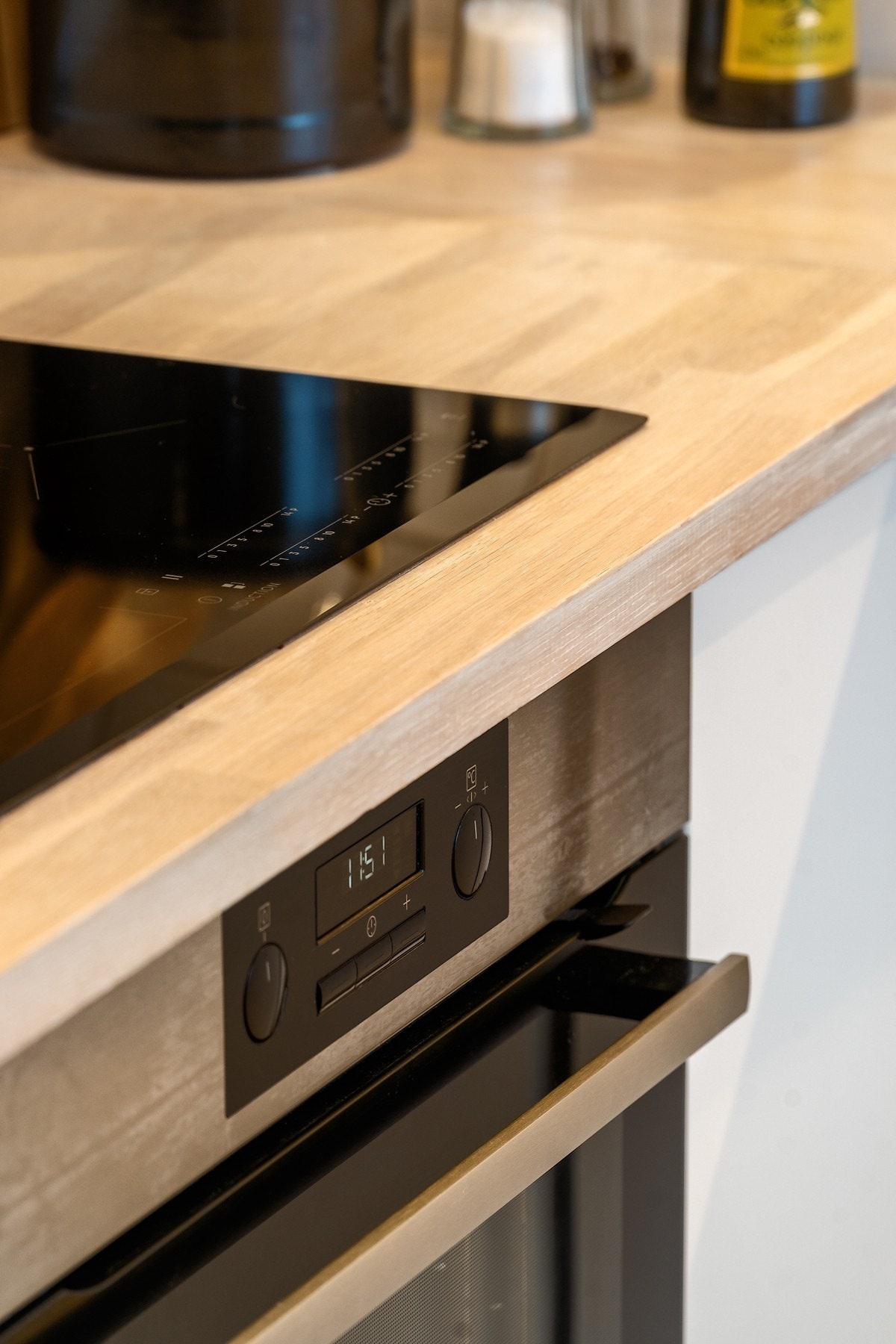 Kjøkkenet er delikat og funksjonelt, med integrert induksjonstopp, stekeovn, oppvaskmaskin, side-by-side kjøleskap med isbitemaskin og vanndispenser samt fryser. Galleribilde