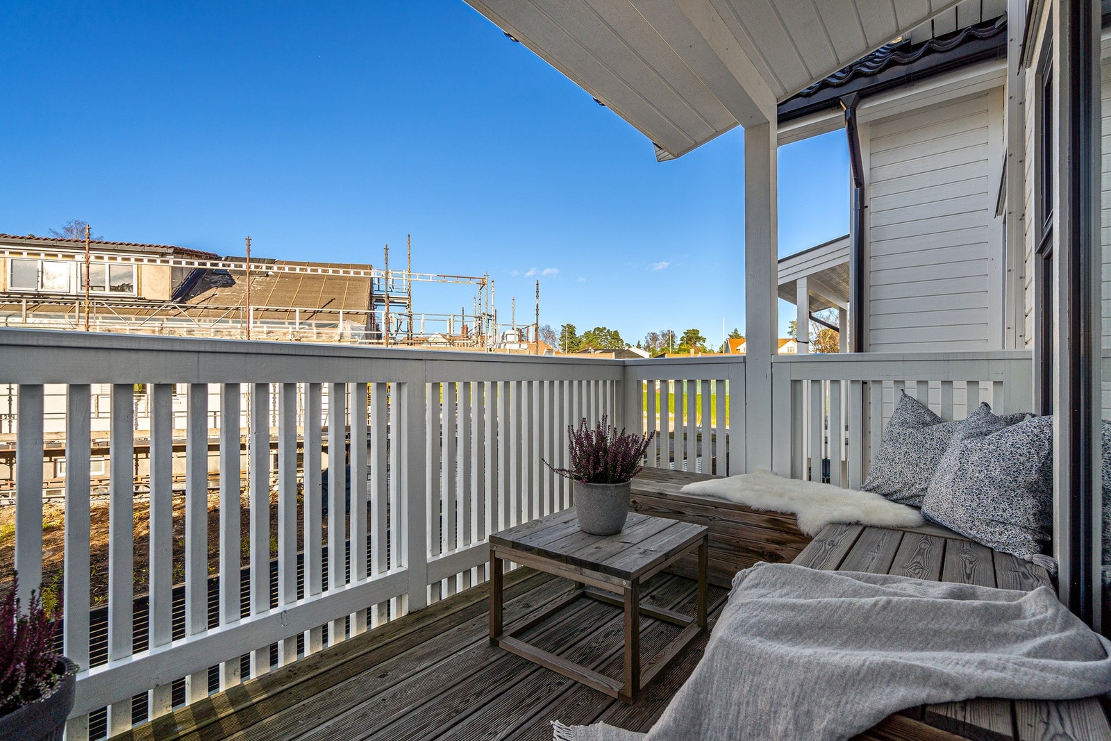 Fra stuen har du utgang til en vestvendt balkong - et ideelt sted å nyte ettermiddagssolen. Galleribilde