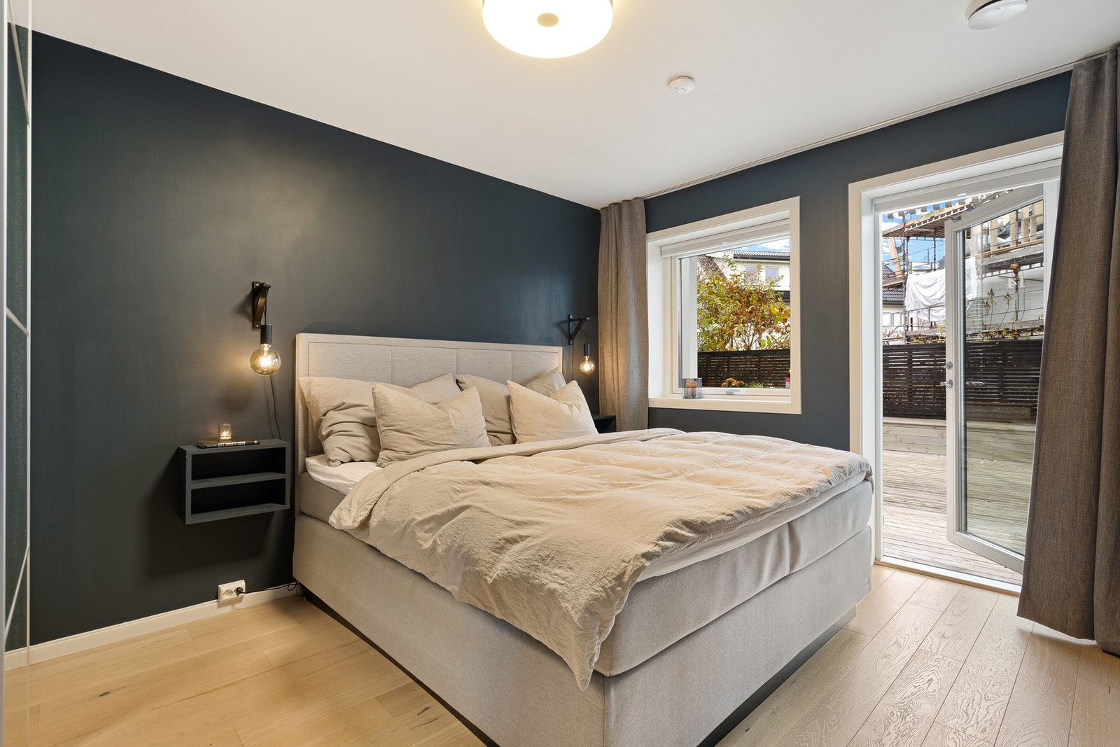 Med fire romslige soverom er det godt med plass til både skap og nattbord. Galleribilde