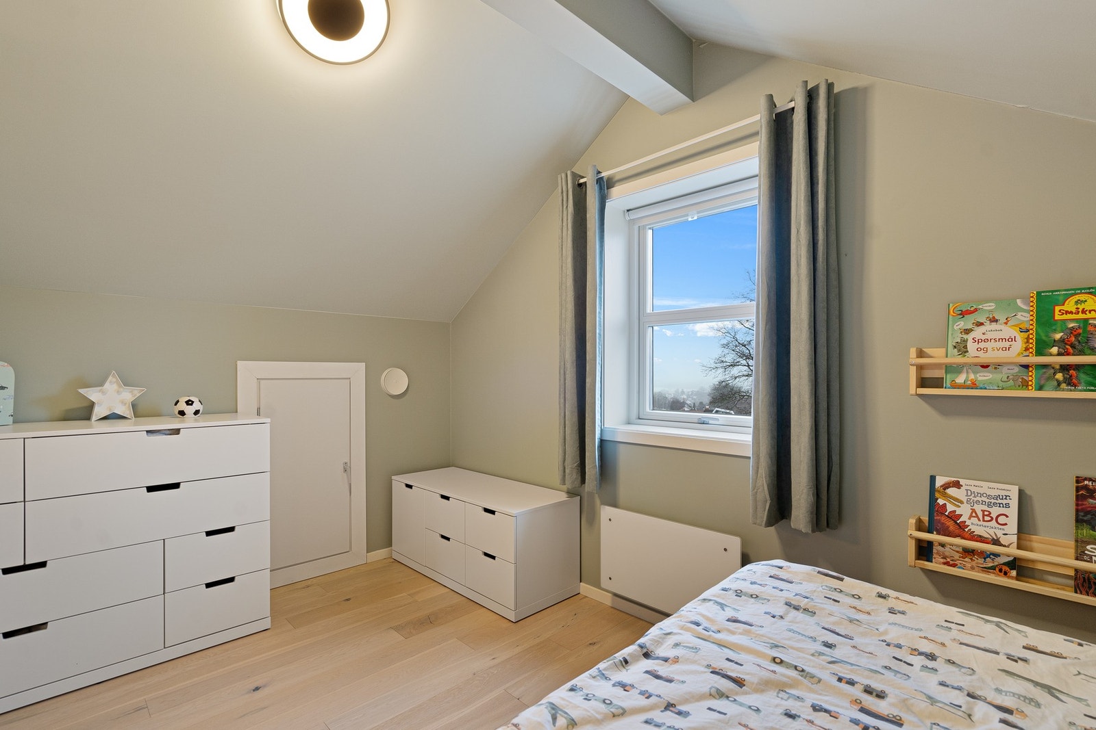 To av soverommene ligger i tredje etasje, hvor ett også egner seg som TV-stue eller lekerom Galleribilde