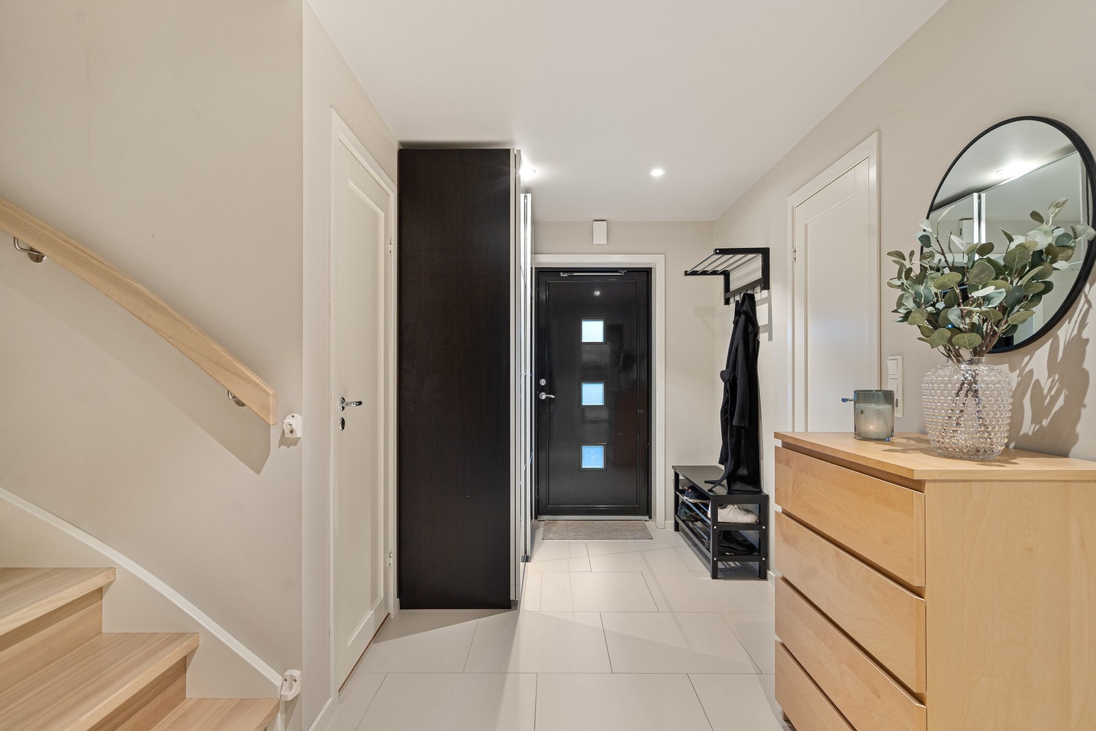 Et innbydende inngangsparti ønsker deg velkommen og leder videre til en praktisk gang med skyvedørsgarderobe og flislagt gulv med behagelige varmekabler. Galleribilde