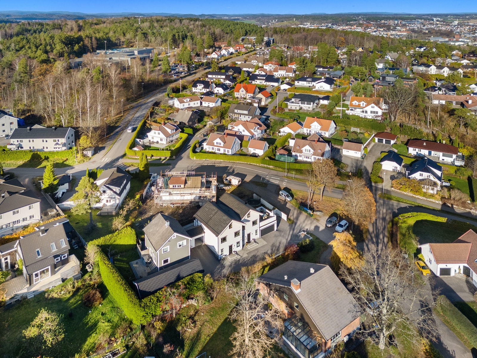 Eiendommen har kort vei til Vestfjorden og med blant annet bademulighet ved Tørkopp. I tillegg ligger Munkholmen en spasertur fra boligen - en populær badeplass med stor gresslette, strand og toalettanlegg. Galleribilde