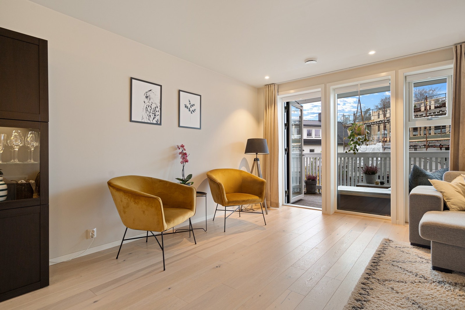 Stuen har store vindusflater som gir et fantastisk lysinnslipp, og den åpne planløsningen skaper en luftig romfølelse. Galleribilde