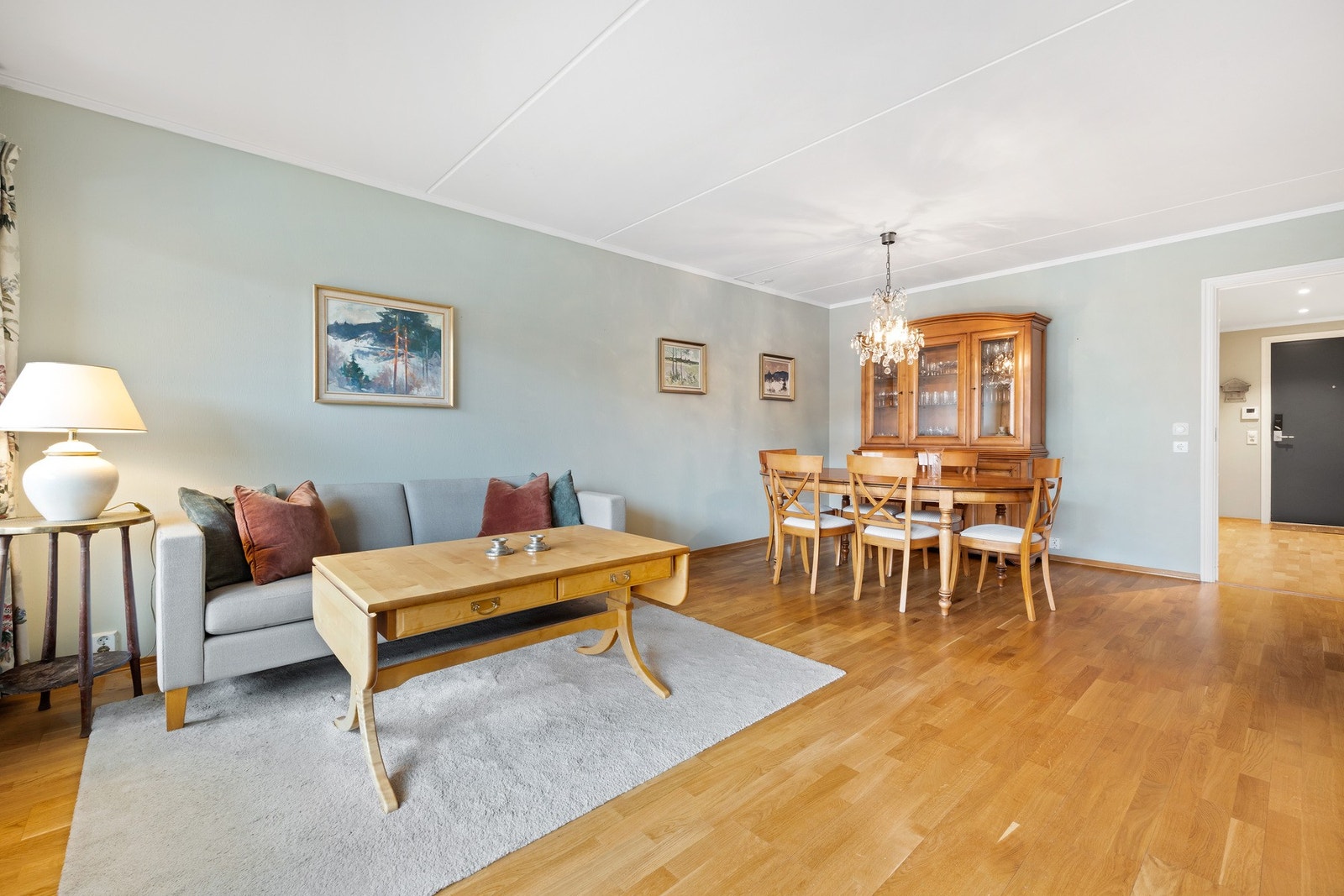 Stuen er lys og luftig med store vindusflater som slipper inn godt med naturlig lys. Galleribilde