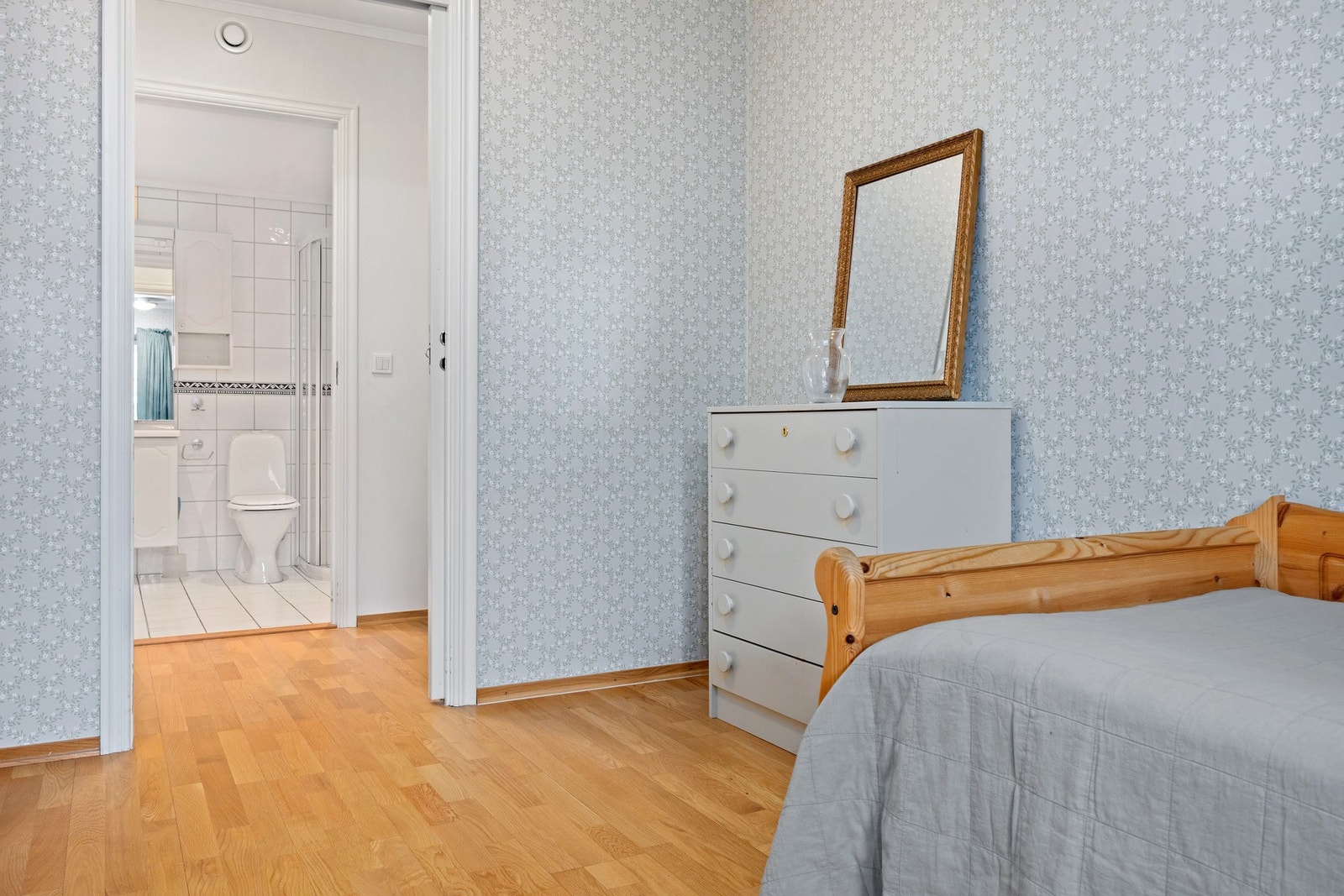 Hovedsoverommet har tilgang til garderoberom med adkomst til baderommet. Galleribilde