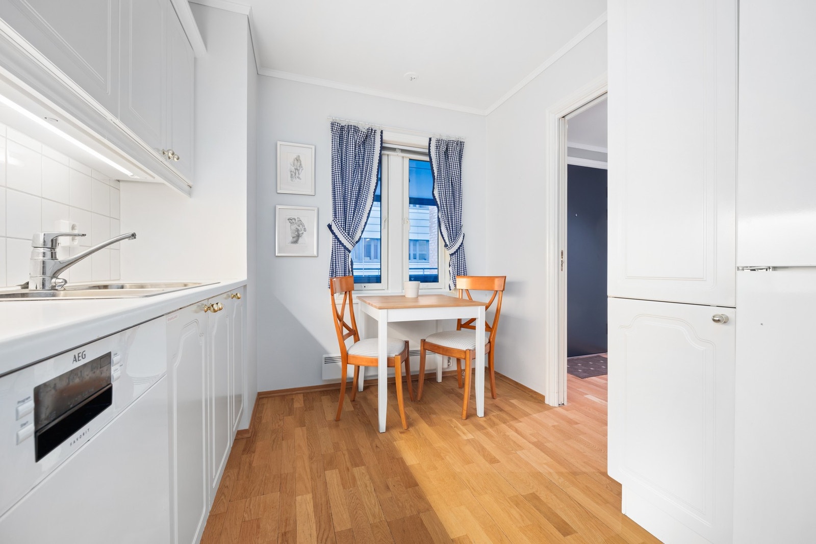 God oppbevaringsplass i innredningen og plass til spisebord på kjøkkenet. Galleribilde