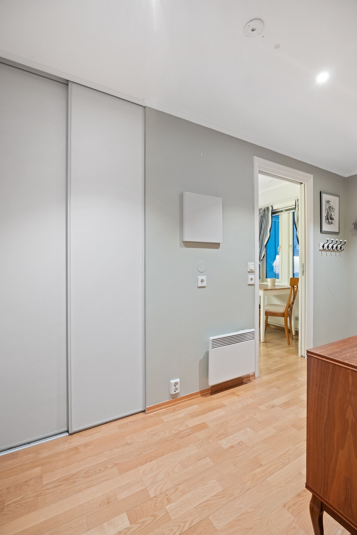 Skyvedørsgarderobe i gangen. Galleribilde