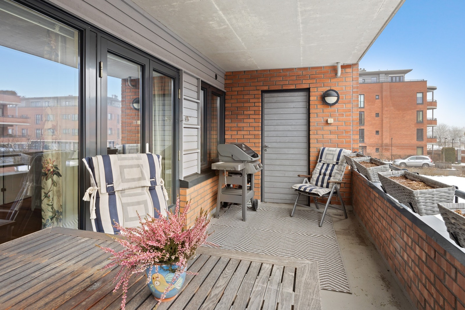 Utgang til hyggelig terrasse med god plass til sittegruppe. Galleribilde