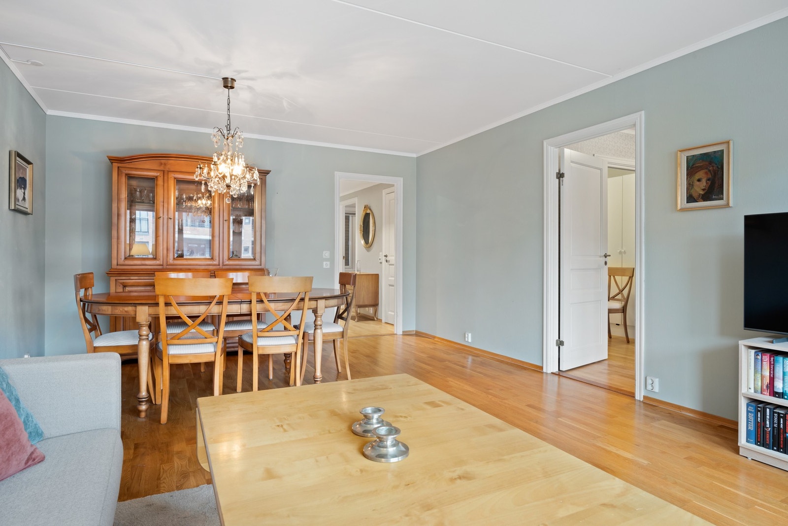 Gos plass til sofagruppe og spisestue. Galleribilde