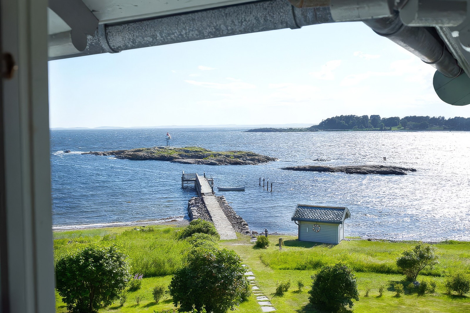 Eiendommen strekker seg over drøye 10 mål, og byr på en sjelden kombinasjon av privatliv, romslighet og nærhet til sjøen. Galleribilde
