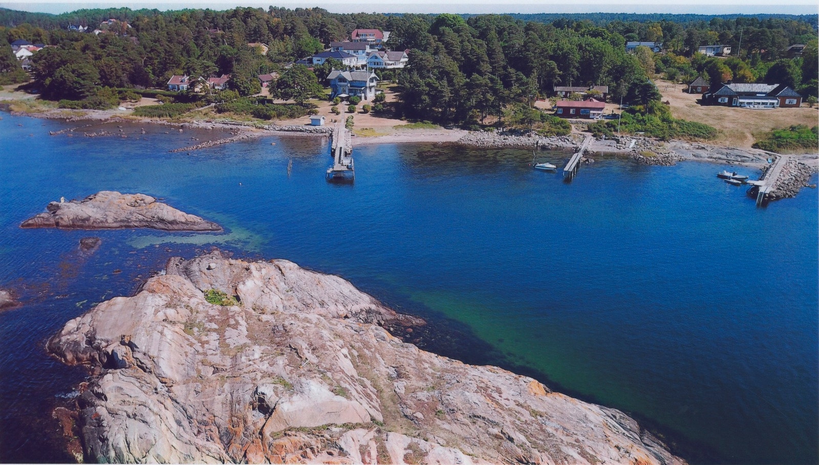 Eiendommen strekker seg over et imponerende areal på ca. 10 945 kvm og fremstår som et privat og idyllisk område med store grøntarealer, flotte soner og direkte tilknytning til sjøen. Galleribilde