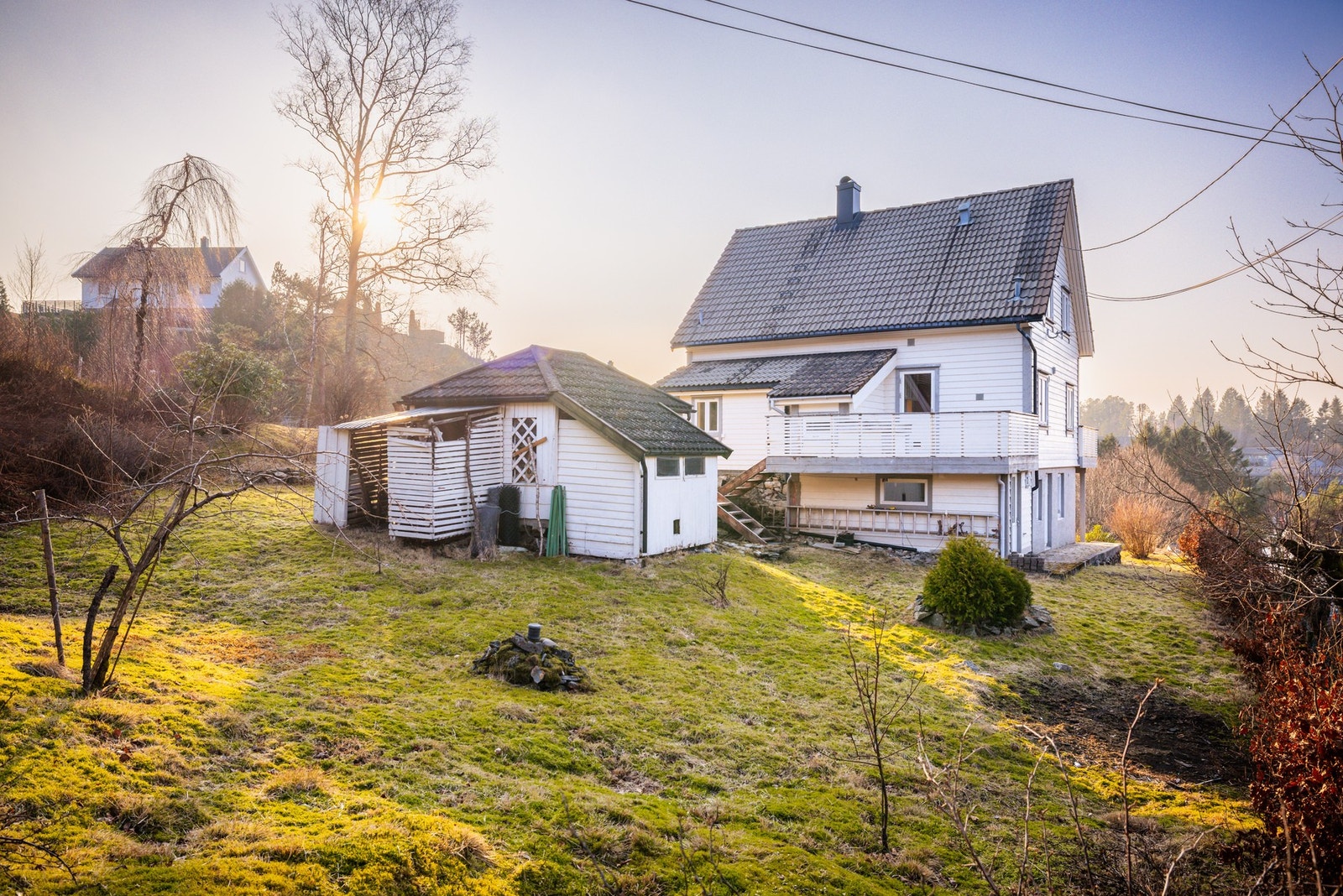 Her bor man i rolige og naturskjønne omgivelser, samtidig som man har kort avstand til alle nødvendige servicetilbud. Galleribilde