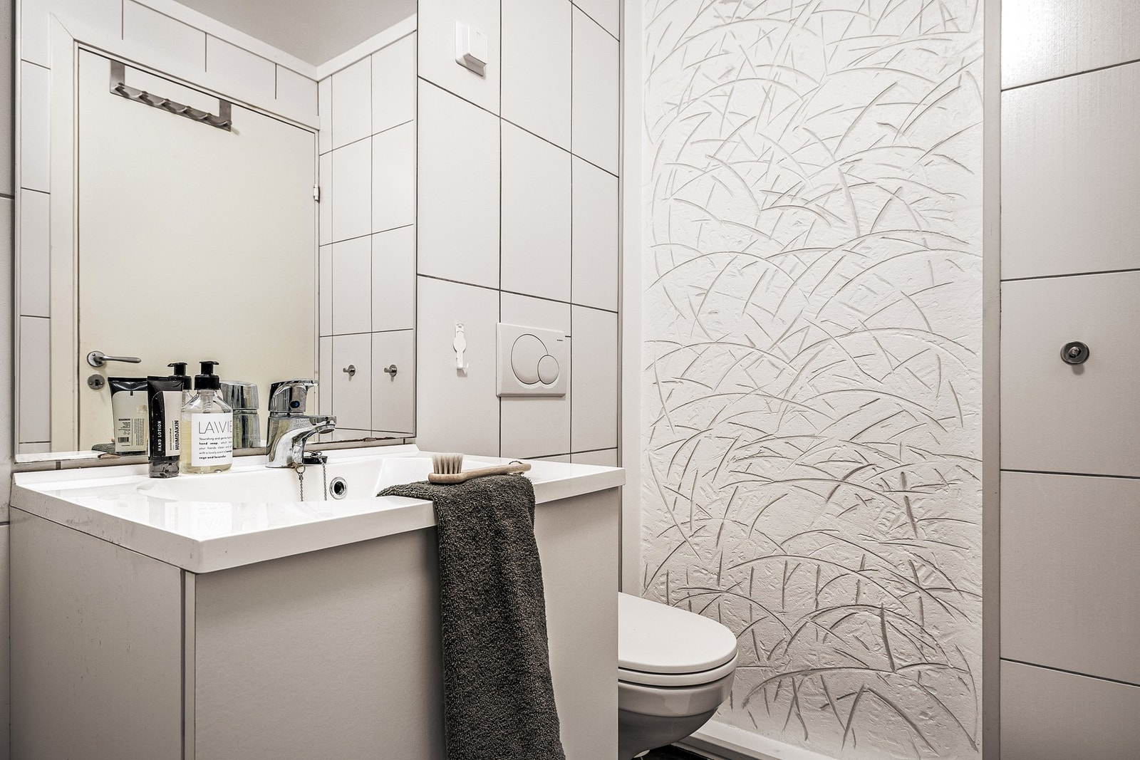 Her der det baderomsinnredning med nedfelt servant, vegghengt toalett og dusjkar m/vegger. Galleribilde