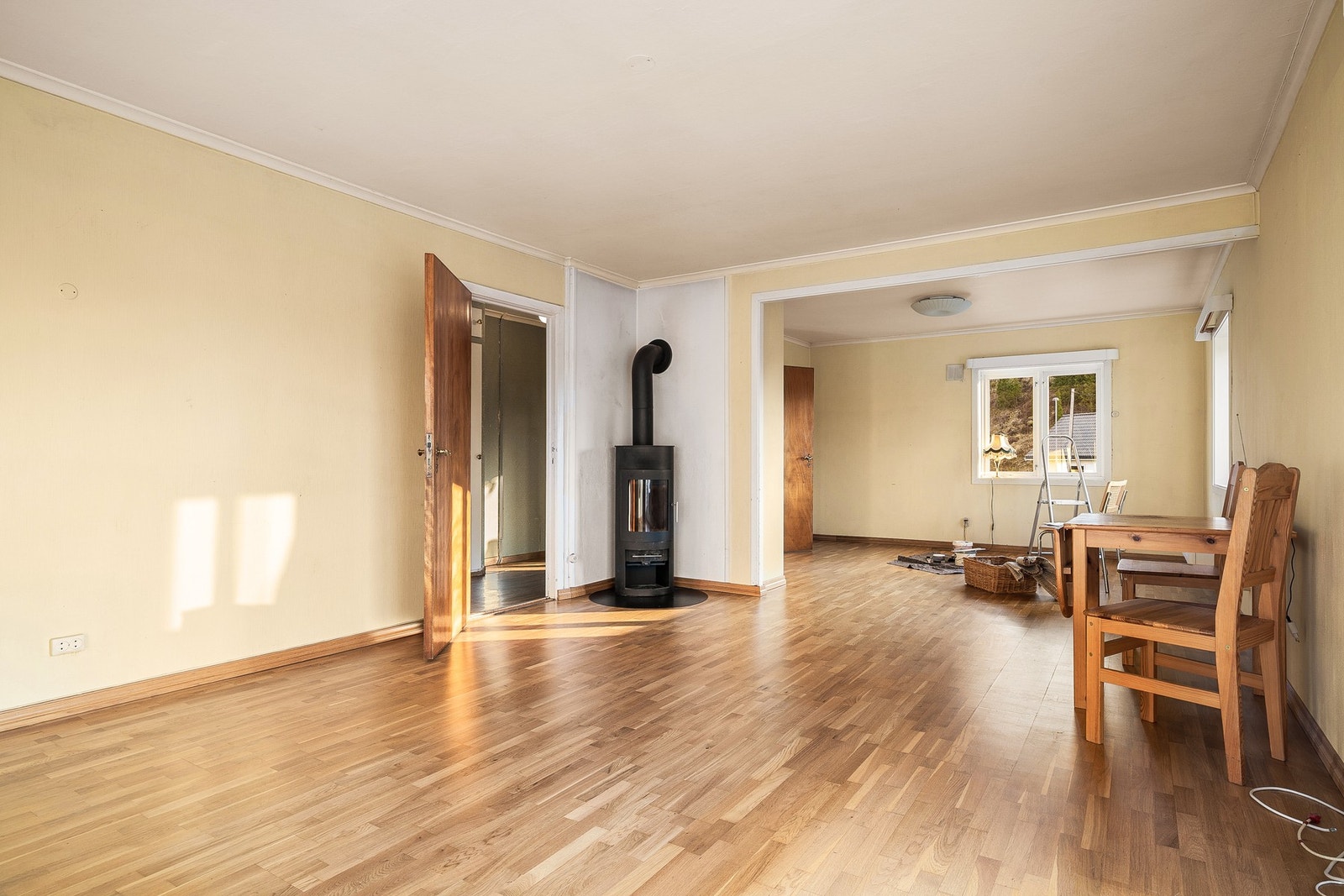 Stuen er romslig og måler 33,9 kvm. Her er det stort potensiale og muligheter til å innrede etter eget ønske. Galleribilde