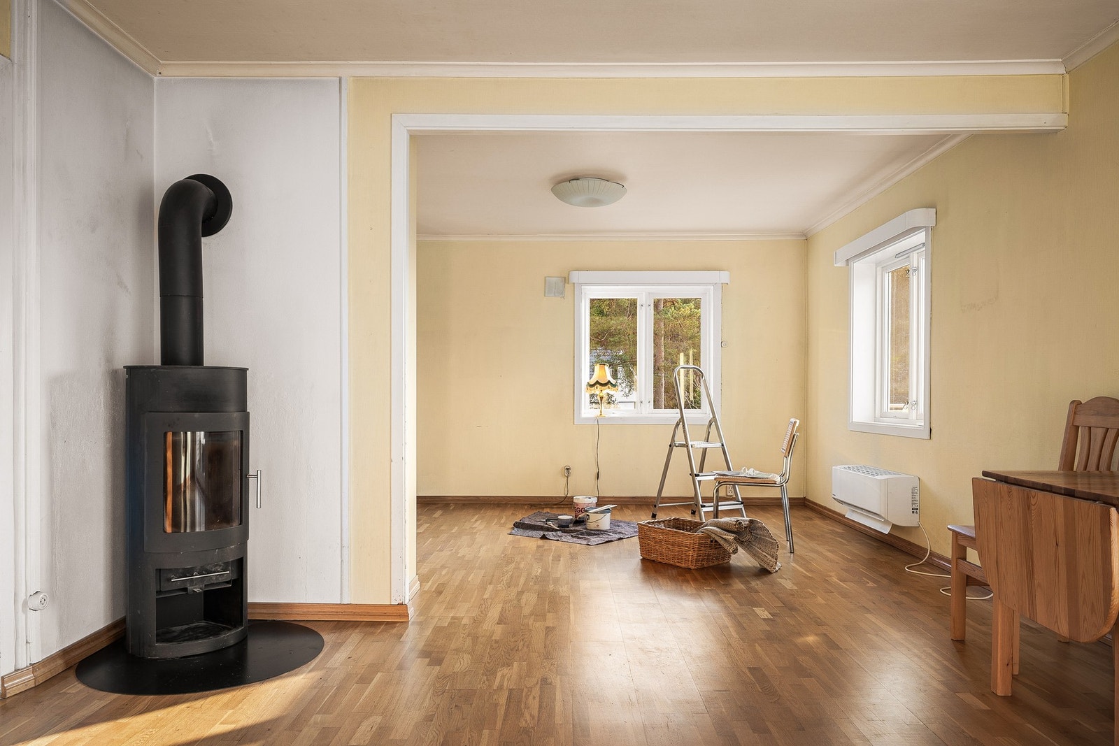 Peisen i stuen bidrar til en koselig og lun atmosfære i rommet. Galleribilde