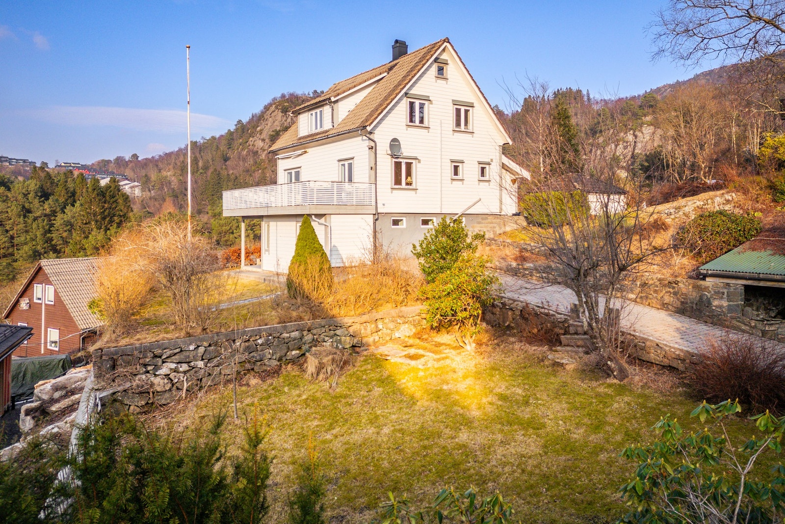 Her får du en bolig med store og flotte utearealer som er godt opparbeidet. Galleribilde