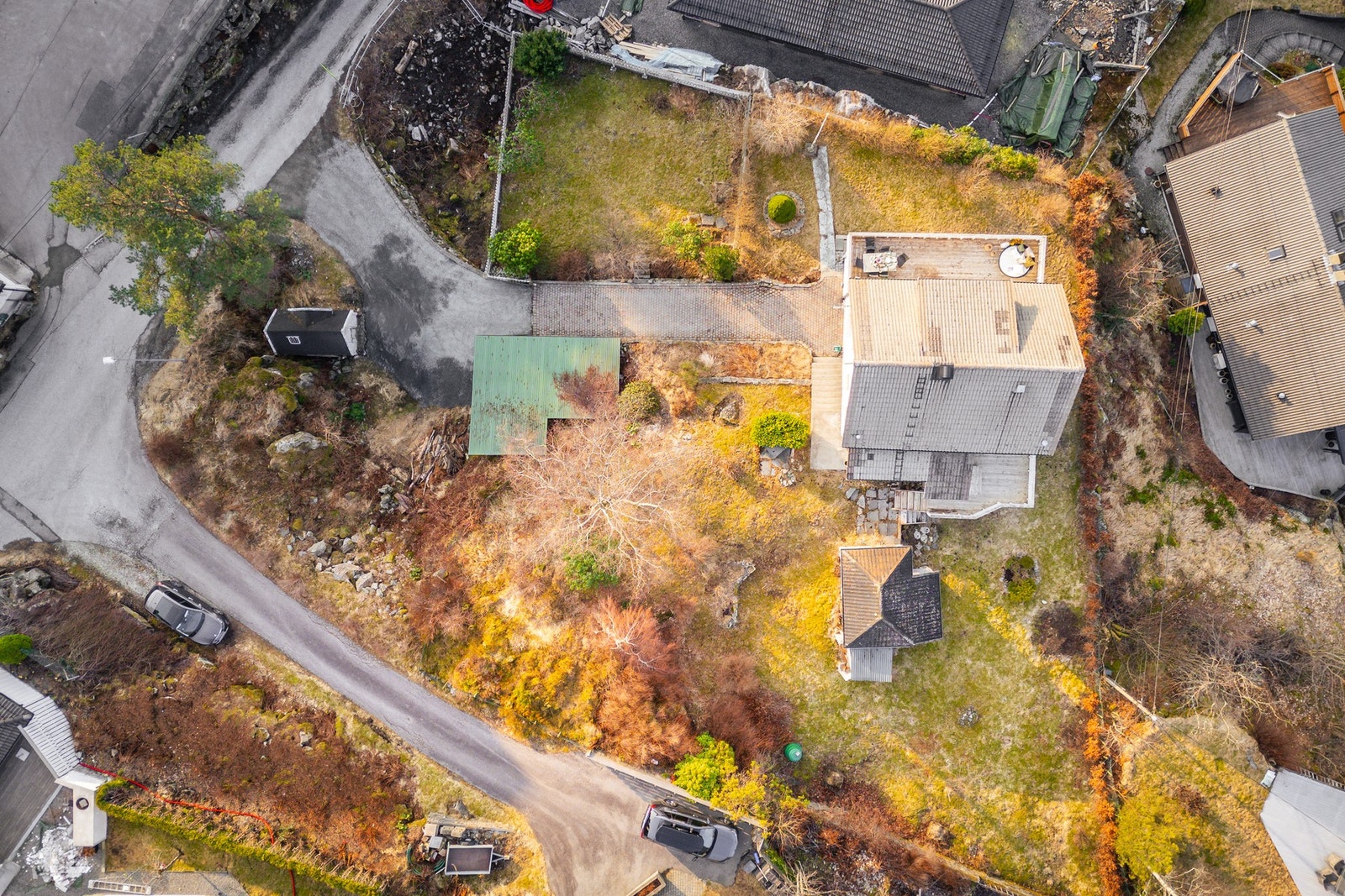 Tomten er å hele 1470,7 kvm. Her er det mange spennende muligheter. Galleribilde