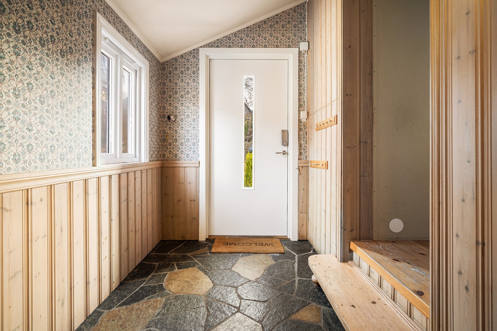 Entreen er romslig og har skifer på gulv. Også her er det lagt varmekabler - en god og varm velkomst! Galleribilde