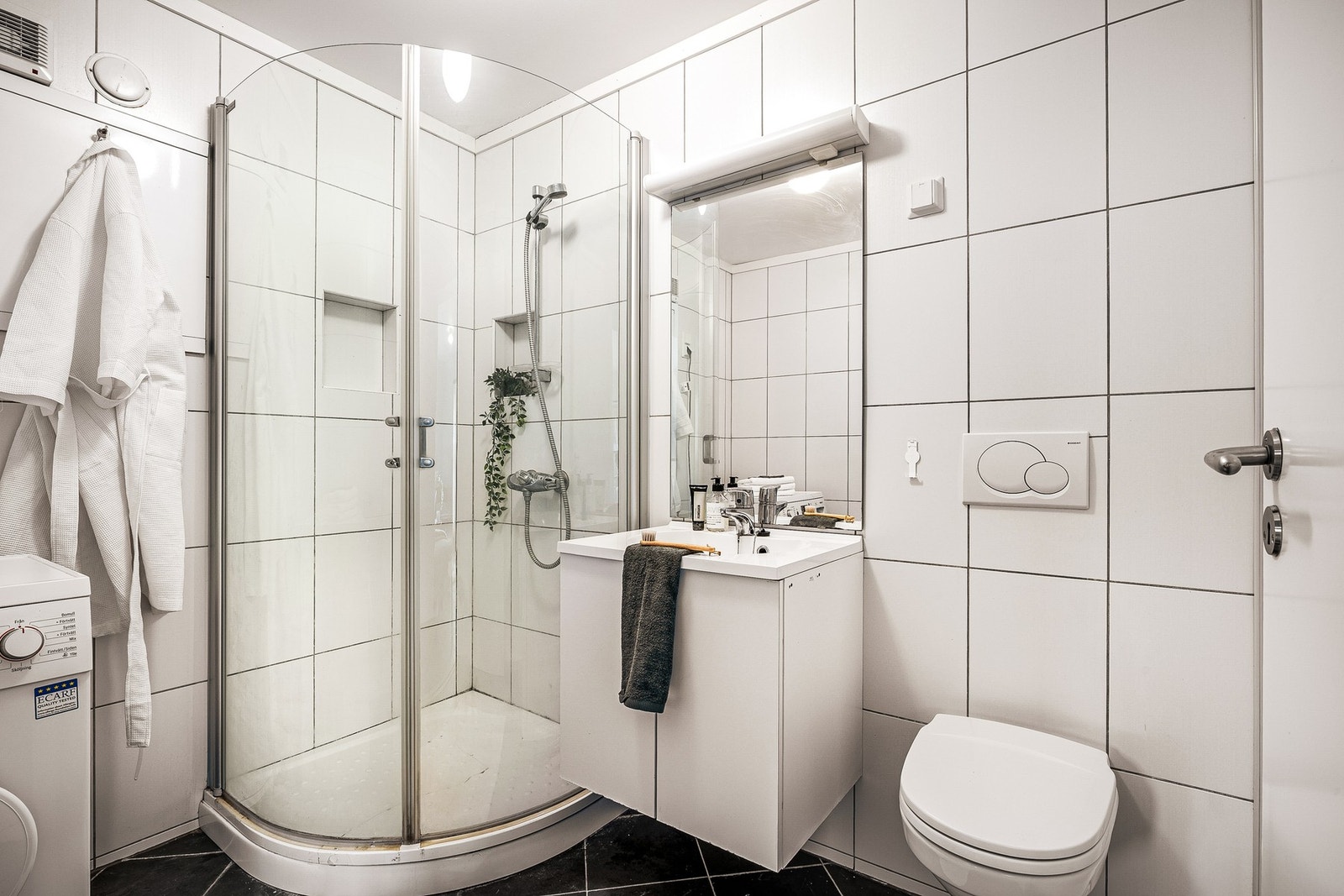 Badet er helfliset med varmekabler i gulvet. Galleribilde