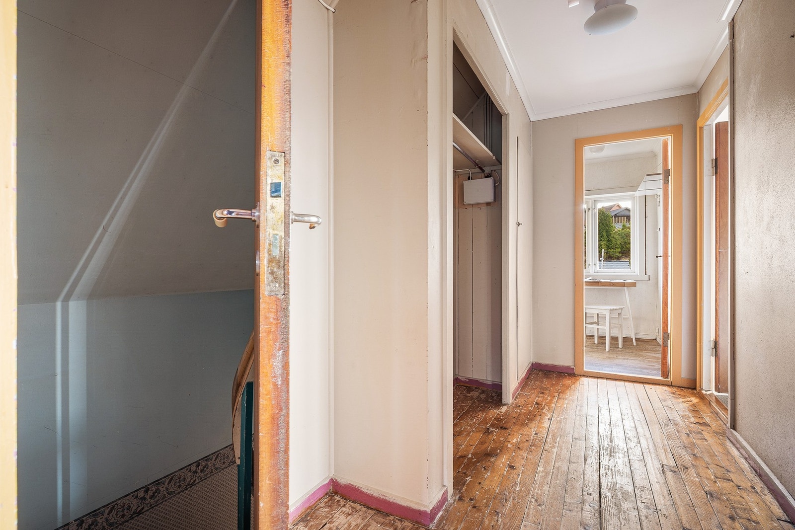 Overetasjen måler 49 kvm og inneholder tre soverom og et kontor Galleribilde