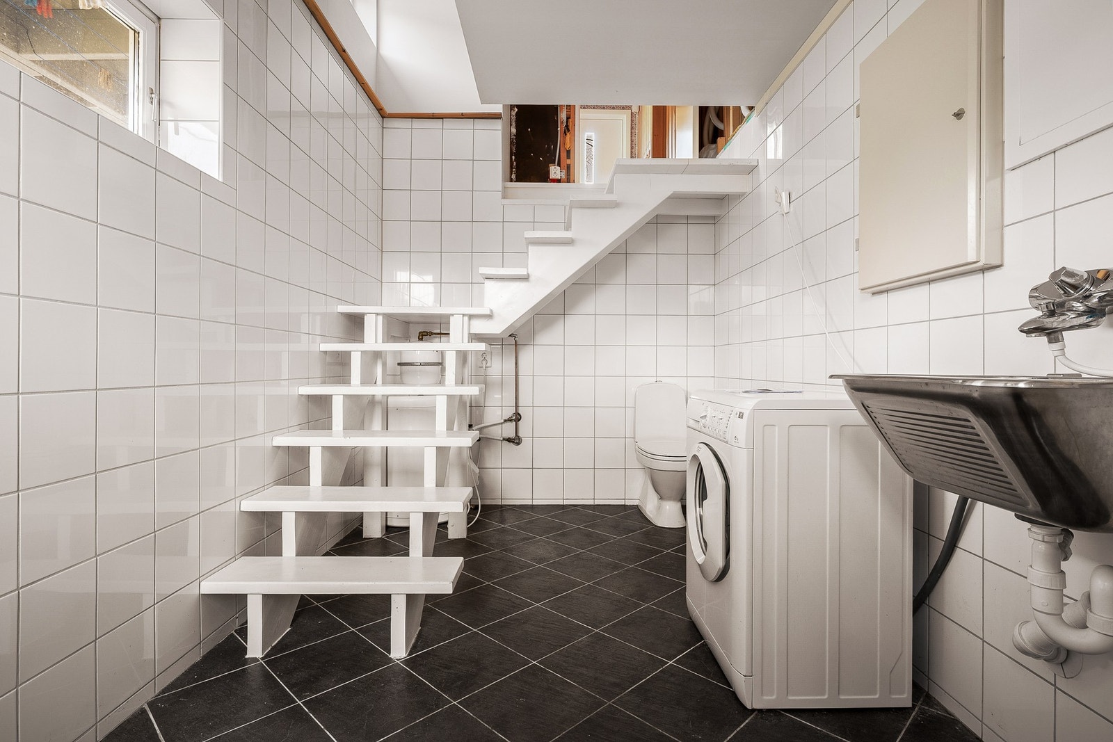 Fra entreen er det tilkomst til vaskerom i underetasjen. Rommet måler 8,9 kvm og har varmekabler i gulv. Galleribilde