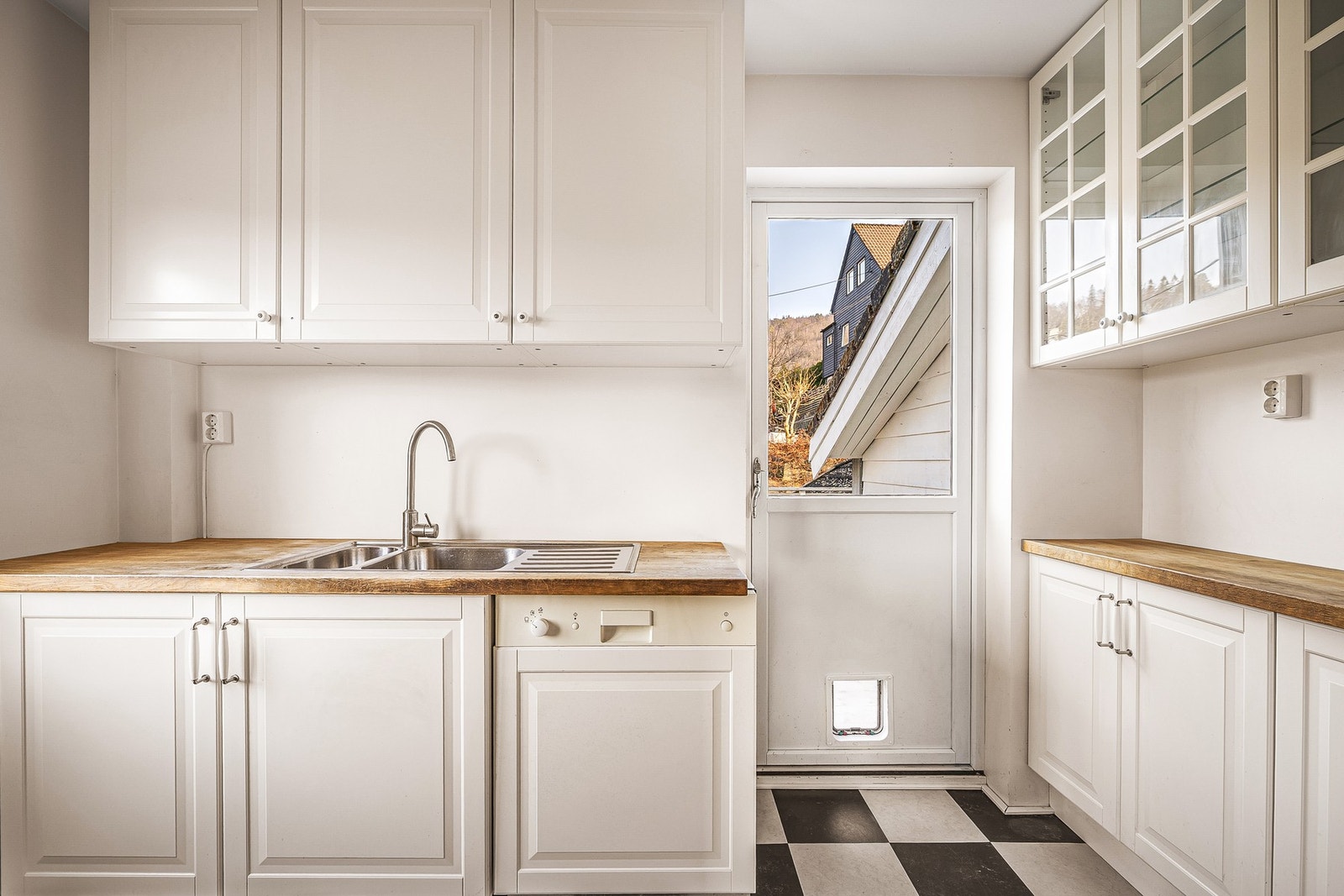 Fra kjøkkenet er det utgang til terrasse. Galleribilde