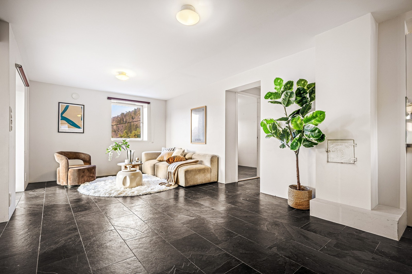 Åpen stue/kjøkkenløsning, men det likevel er enkelt å skille av og dele rommet opp i naturlige soner. Galleribilde