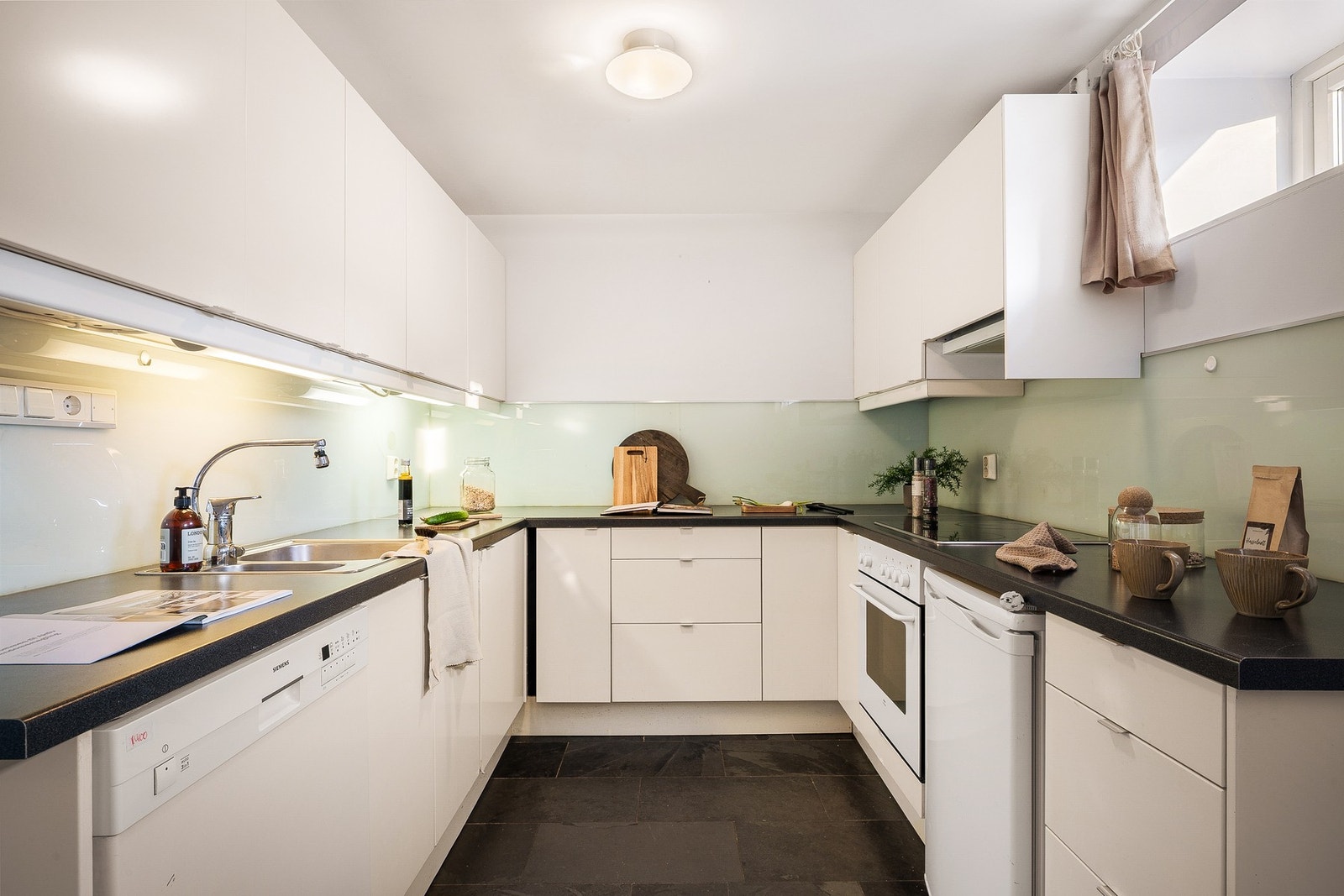 Av integrerte hvitevarer medfølger ventilator, stekeovn og platetopp. Galleribilde