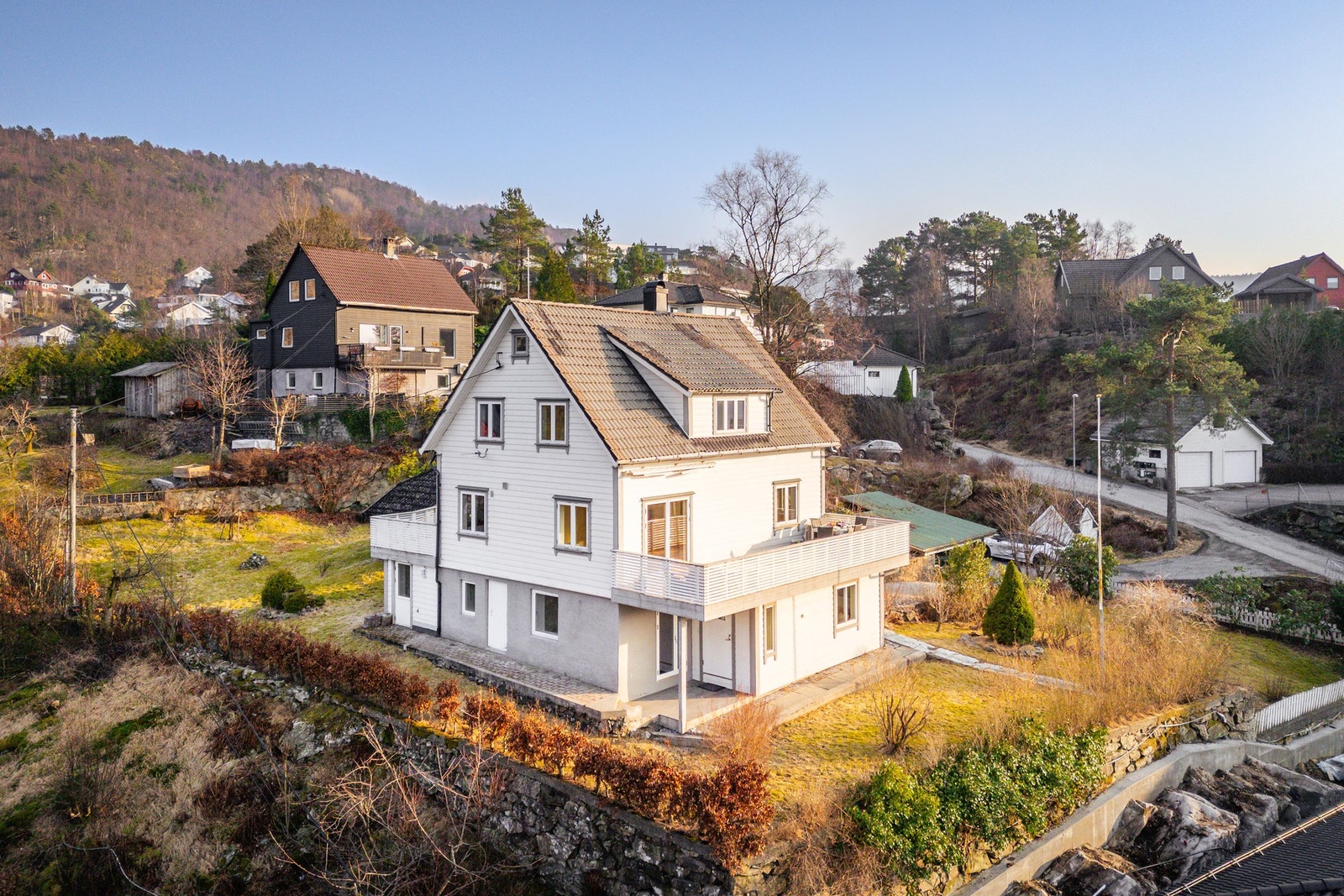 Her bor du i en bolig med flott utsikt, naturskjønne omgivelser, gode solforhold! Galleribilde