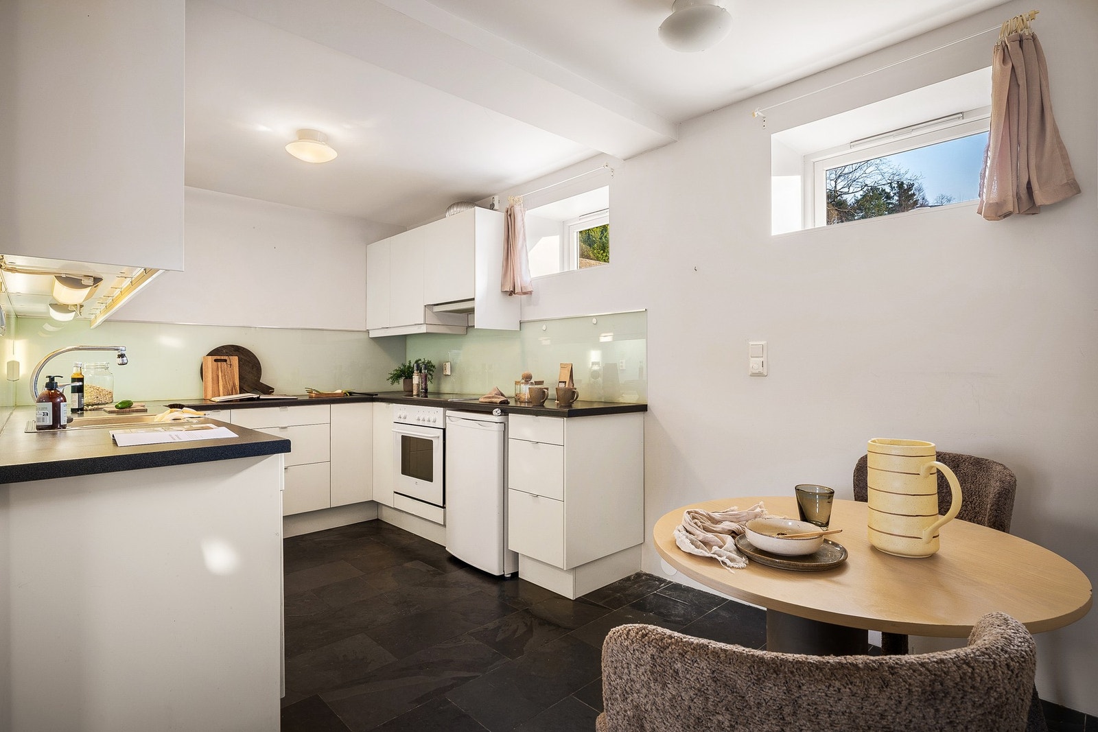 Kjøkkenet har kjøkkeninnredning med slette fronter og laminat benkeplate
med nedfelt vask av stål. Galleribilde