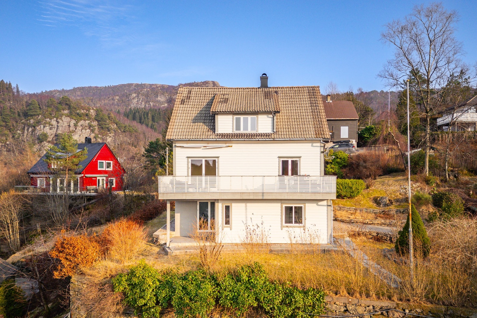 Fra boligen er det gode kollektivmuligheter med kun ca. 5 minutters gange til Blådalen busstopp og Tertneskrysset som gir enkel adkomst til Bergen sentrum og øvrige deler av byen. Galleribilde